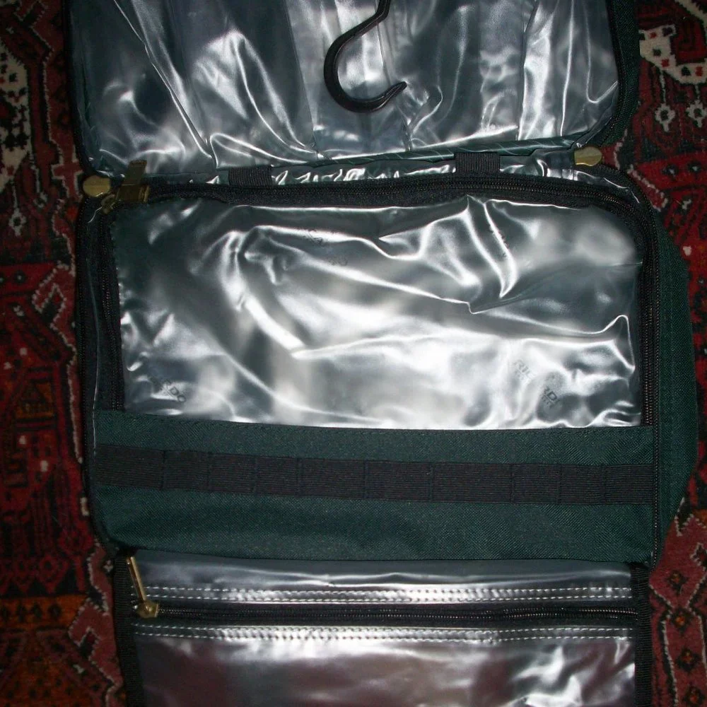 Ricardo Beverly Hills Carry On Toiletry Hanging Travel Bag Suitcase 13x10 inches